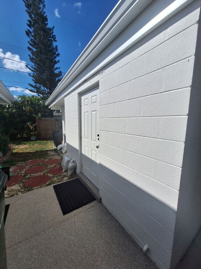 Building Photo - Charming Villa for Rent in Venice Gardens