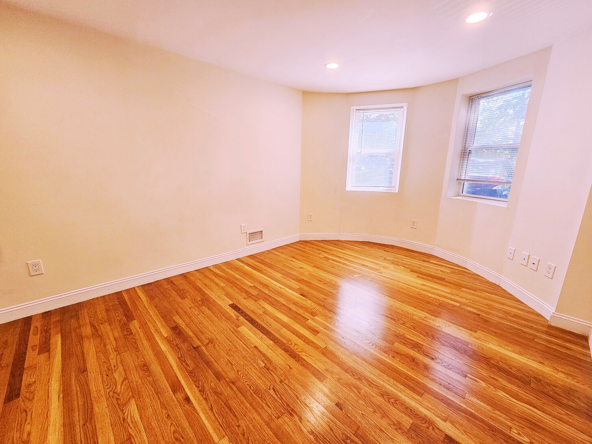 Building Photo - 1803 Beacon St