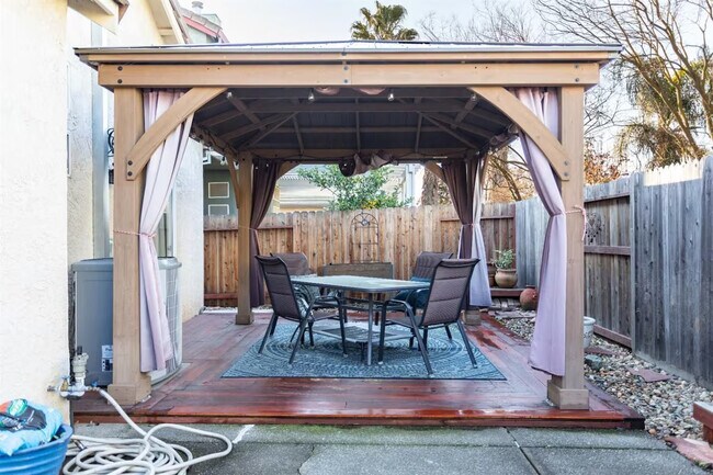 Gazebo with outdoor furniture - 9316 Caulfield Dr