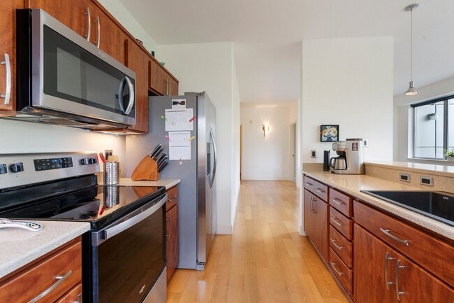 Building Photo - 2 Bed, 2 Bath Bright & Modern Condo in the Pearl District - Now Available!