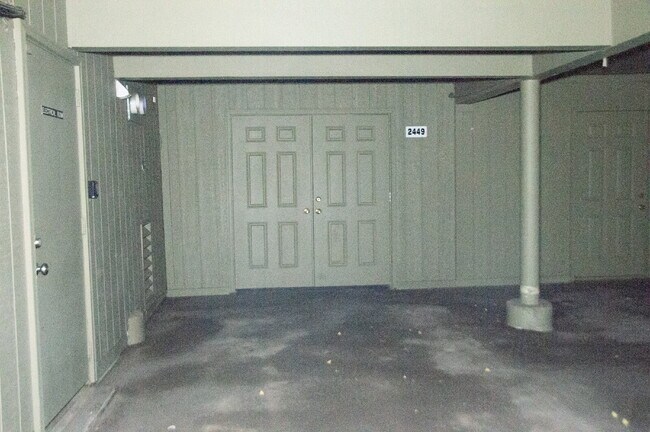 Building Photo - 3 bedroom condo in Wildernest available June 1st!