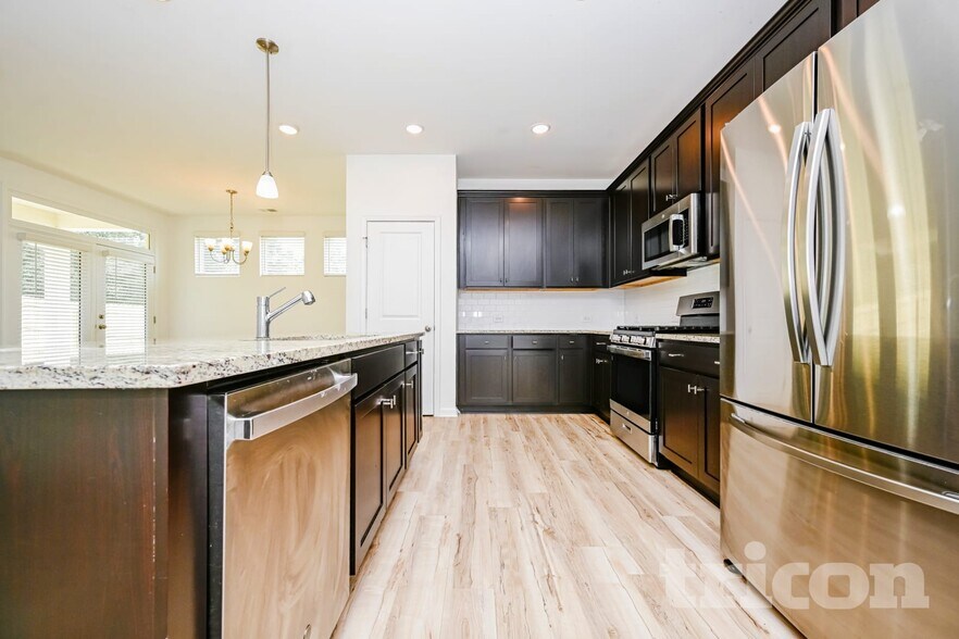 Building Photo - 153 Everett Sq