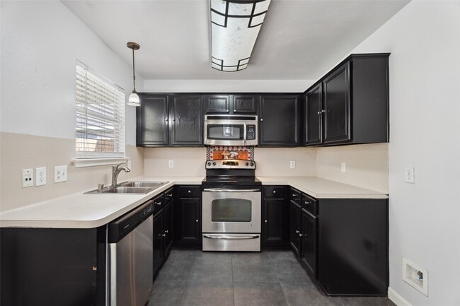 Building Photo - 18911 Brownstone Mills Dr