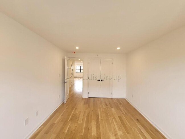 Building Photo - 2 bedroom in ASTORIA NY 11105