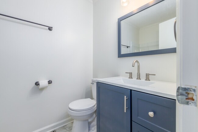 En-suite bathroom - 1500 Brookdale Dr