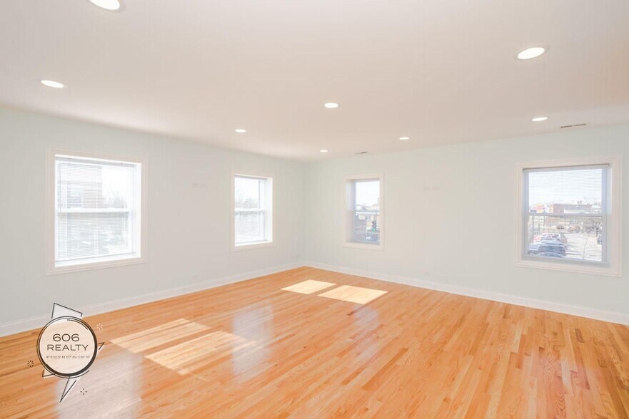 Building Photo - 2805 N Kilbourn Ave