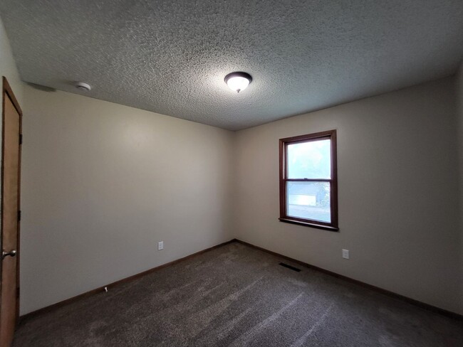 Building Photo - Spacious 4 bedroom home!