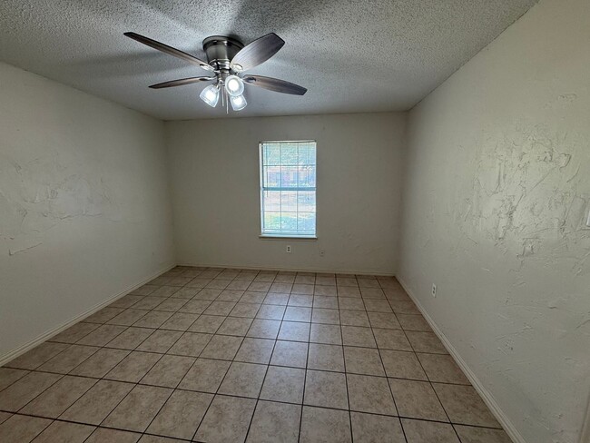 Building Photo - 2 bedroom 1 bathroom Duplex in 76015