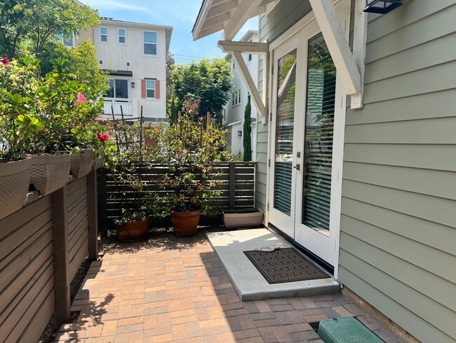 Building Photo - Spacious 4 Bedroom, 3.5 Bath Townhome in G...