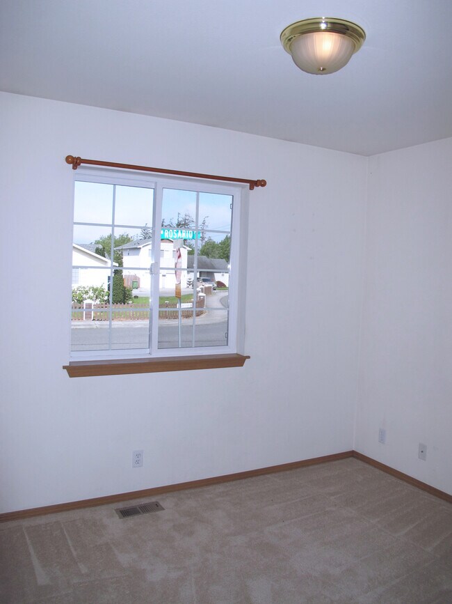 Building Photo - Charming 3 bedroom home w/master suite! Pe...