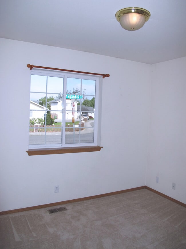 Building Photo - ***PENDING APPLICATION***Charming 3 bedroo...