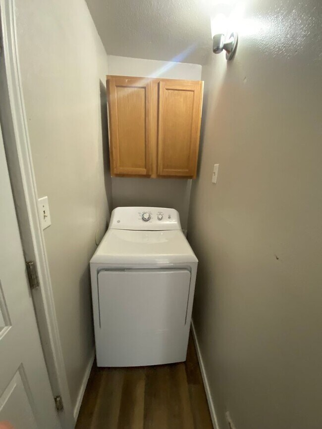 Building Photo - Single family home under $1000 a month