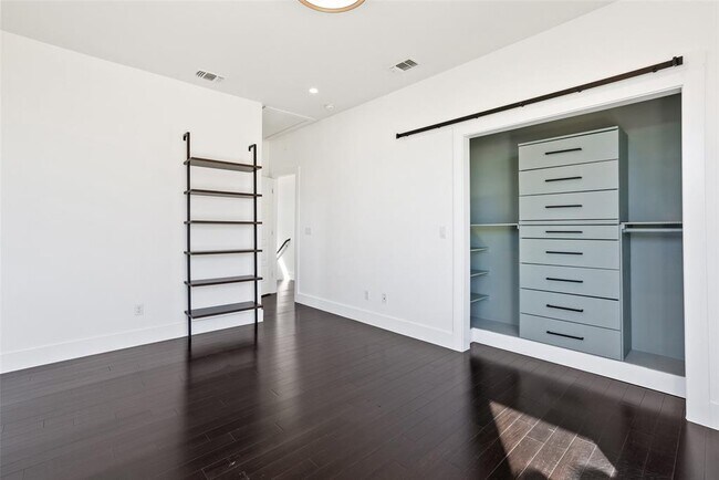 Building Photo - 1303 Azie Morton Rd