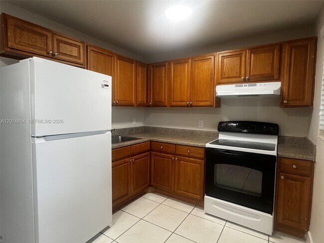 Building Photo - 1345 W 28th St