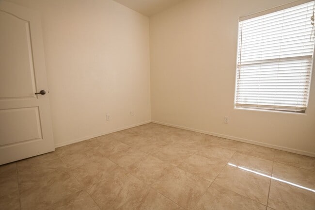 Building Photo - Charming 4 Bedroom, 3 Bath Home, with 2 Ca...