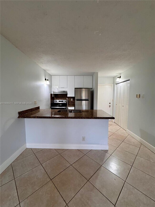 Building Photo - 2771 Riverside Dr