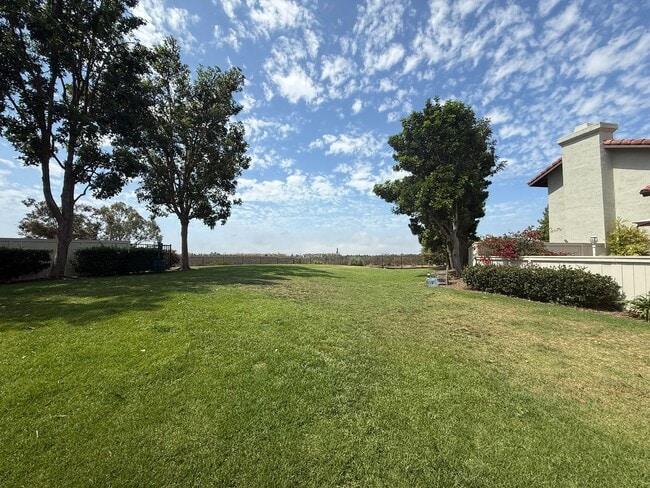 Building Photo - LOCATION LOCATION!! 4BR/3BA Townhome in De...