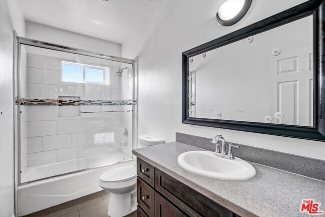 Building Photo - 5319 1/2 Normandie Ave