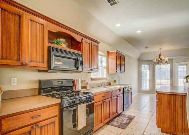 Building Photo - 12414 S Cedar Ave