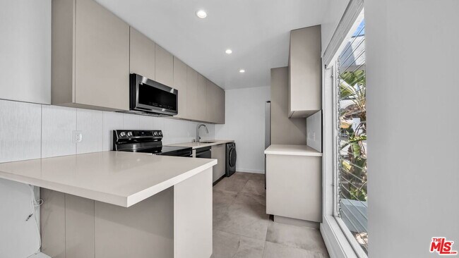 Building Photo - 305 San Vicente Blvd