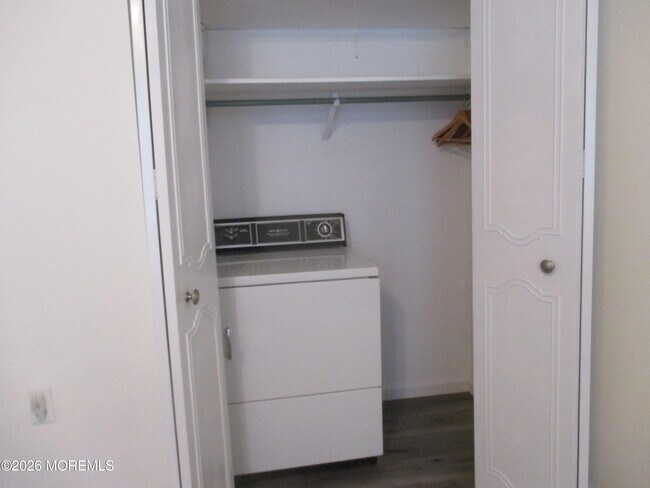 Building Photo - 363B Chesterfield Ct