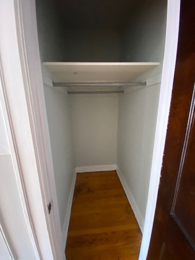 Building Photo - Large Studio! Near Red Line & Lake!