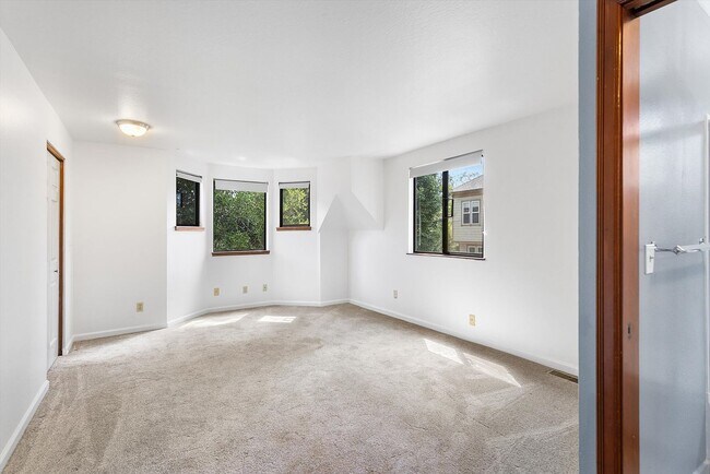 Building Photo - 1527 Verdi St