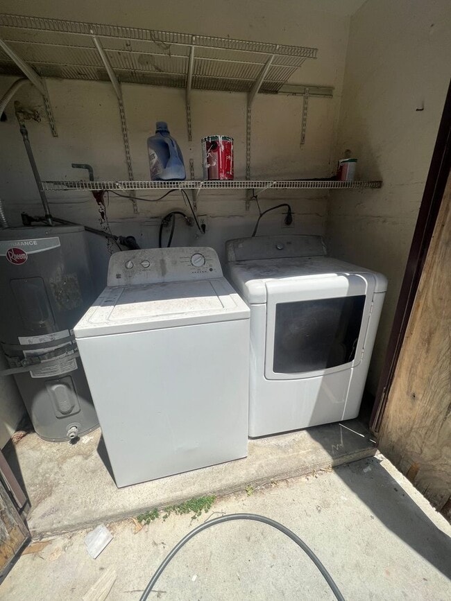 Building Photo - 2 Bedroom 1.5 Bath townhouse in Escondido