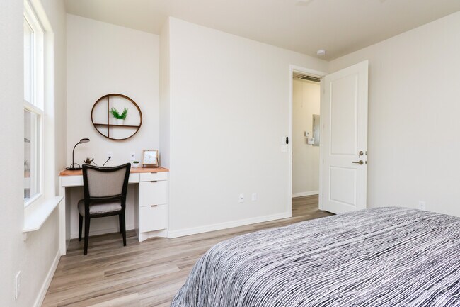 Single Story (2 bed/2 bath) - 406 38th St