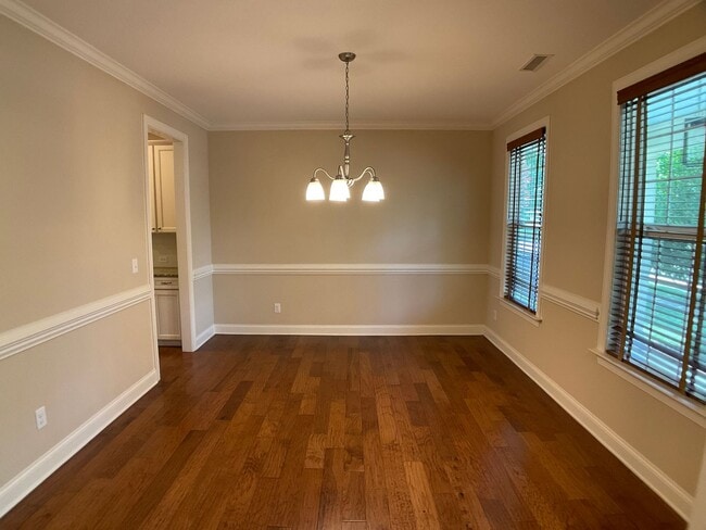 Building Photo - Absolutely Gorgeous and Spacious in Renais...