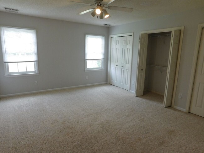 Building Photo - 210 Rivershore Dr