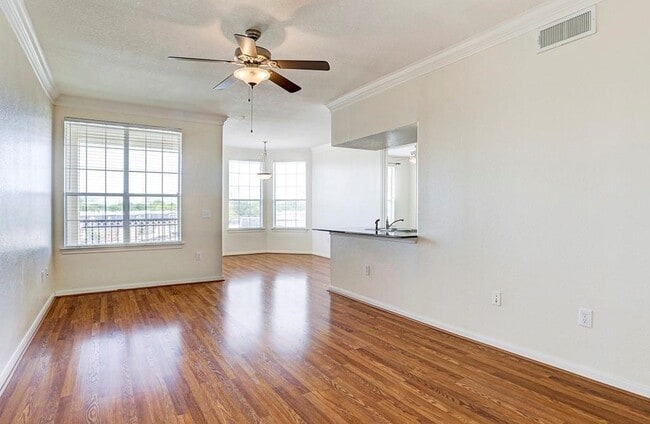 Building Photo - 7575 Kirby Dr