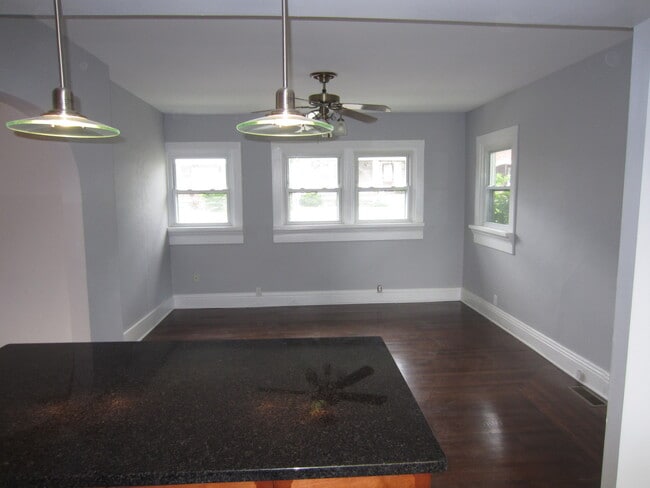 Building Photo - Updated 2 Bedroom 1.5 Bath in Pleasant Ridge
