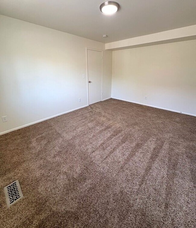 Building Photo - 2 Bedroom Apartment in Holladay!