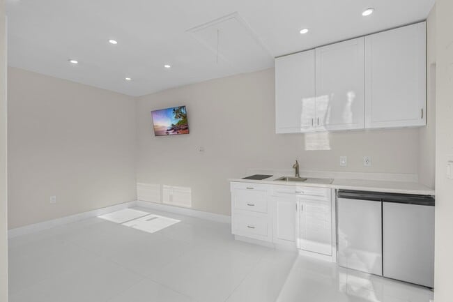 Building Photo - 724 NE 2nd St