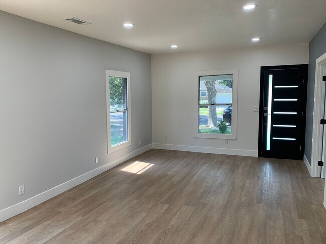 Building Photo - Beautifully Remodeled  4 Bedroom Home In A Desirable Location In Turlock!!