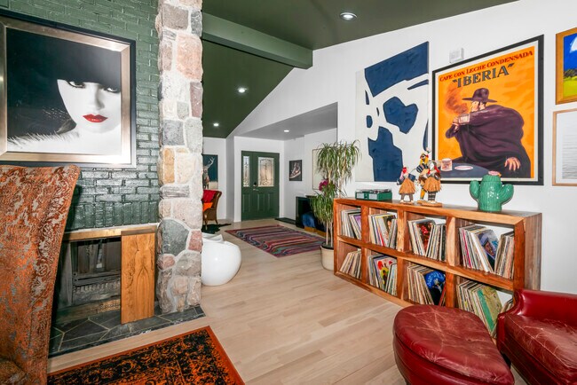 Building Photo - MCM Ranch : Modern 5BR Near Henry Ford & McLaren