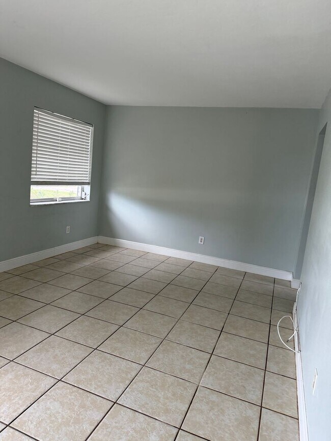 Building Photo - Three bedrooms one bath Deltona