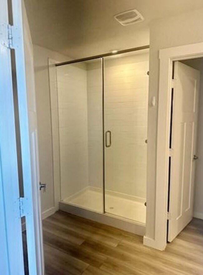 Building Photo - 3 Bedroom, 2 Bath in Midtown Subdivision C...