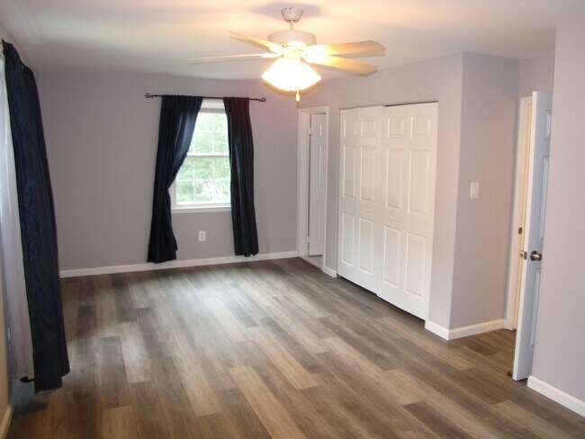 Building Photo - Beautifully updated brick end-unit townhou...