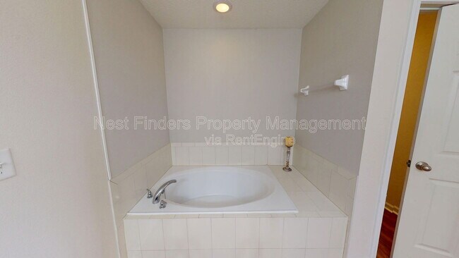 Building Photo - 5000 Magnolia Valley Dr