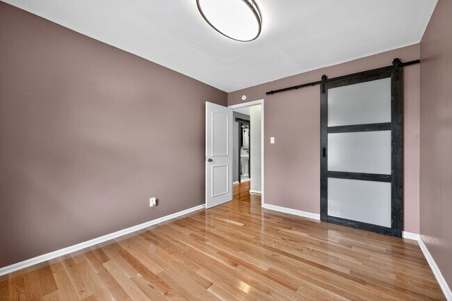 Building Photo - Beautiful 2 Bedroom, 1 Bathroom Condo In W...
