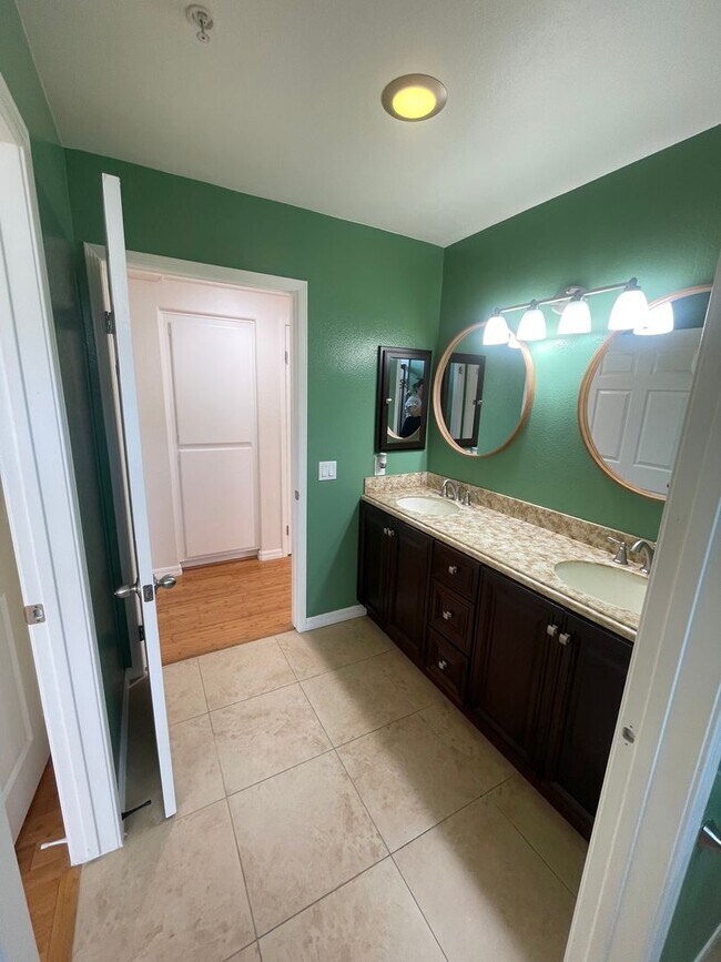 Building Photo - Very Spacious 1 Bed, 1 Bath Condo in Mission Viejo For Rent-In Unit Laundry and Attached Garage