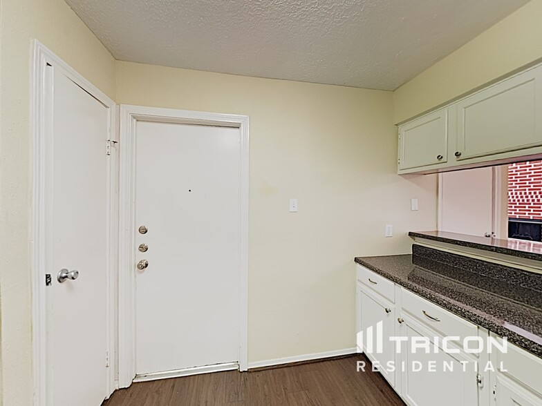 Building Photo - 943 Somercotes Ln