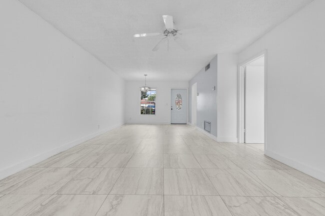 Building Photo - 811 Salem Ln