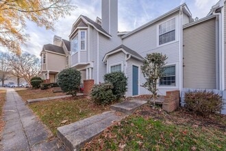 Building Photo - Prime Location!