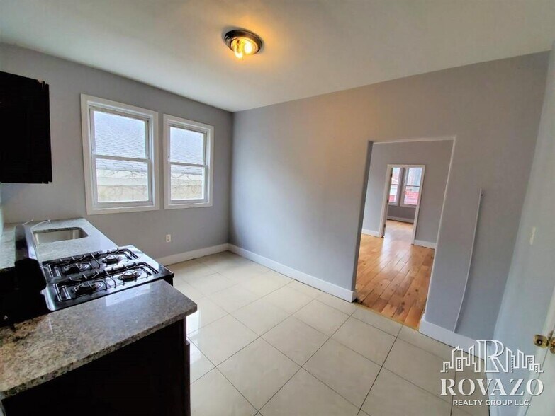 Building Photo - 356 Wainwright St