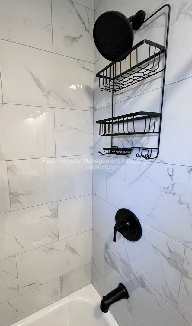 Building Photo - 2019 E Beckert Ave