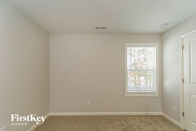 Building Photo - 135 Hillview Dr