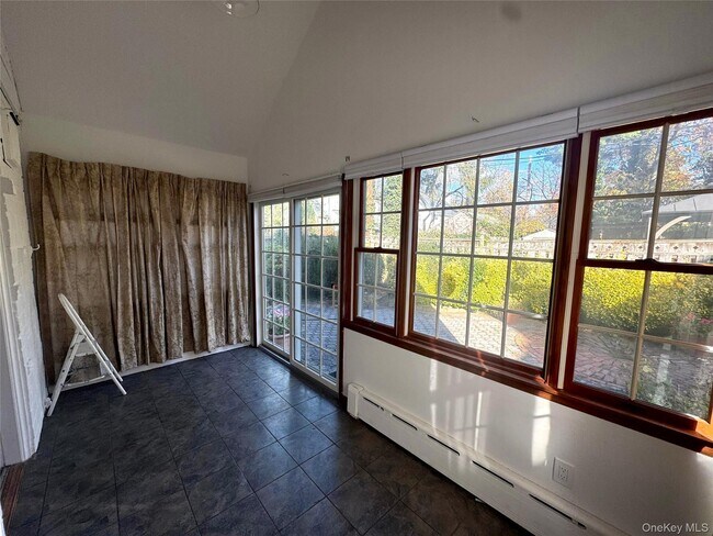 Building Photo - 84 Surrey Ln